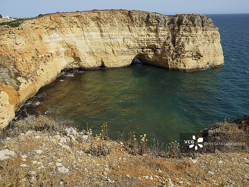 葡萄牙阿尔加维卡武埃鲁城堡海滩岩石海岸线图片素材