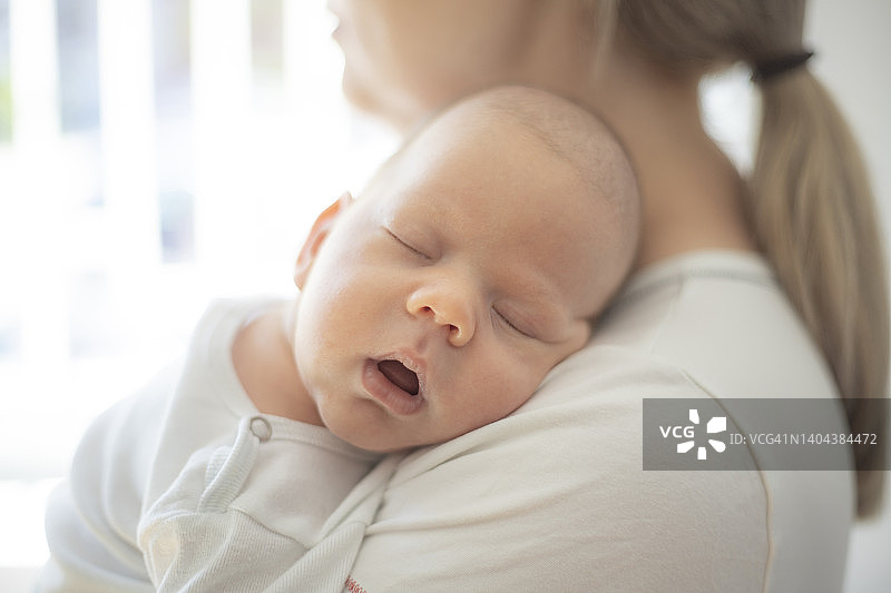 抱着新生儿的母亲（未识别面部）图片素材