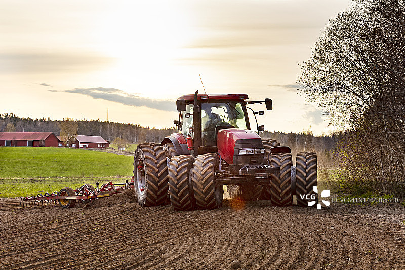 拖拉机耕地图片素材