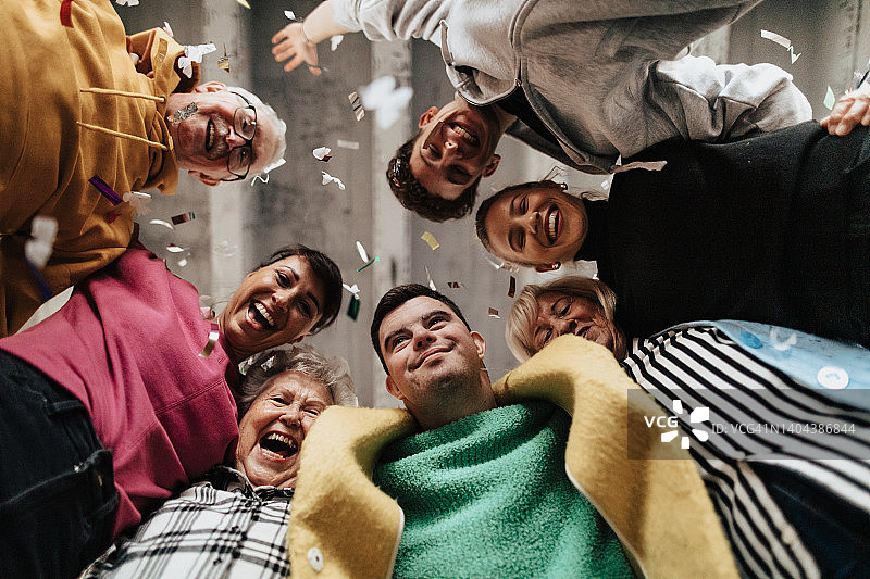 快乐的模特们看向镜头，低角度图片素材