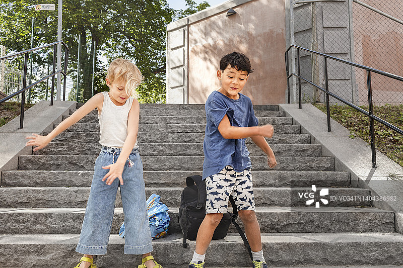 孩子们在夏天在楼梯上跳舞图片素材