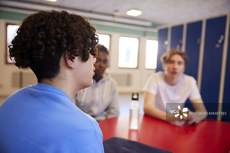 在更衣室里的青少年图片素材