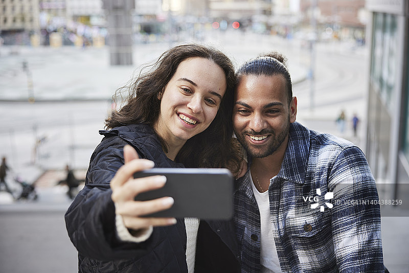 在户外自拍的微笑的朋友们图片素材
