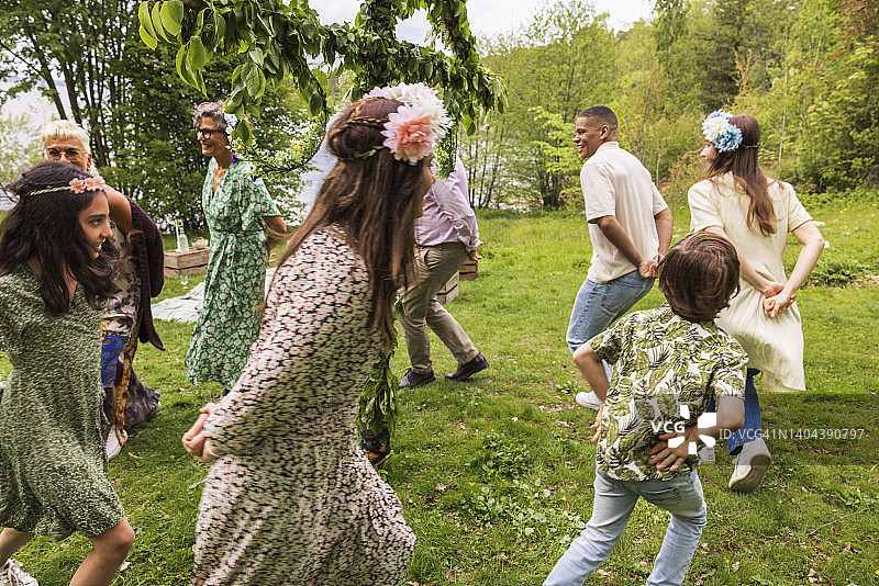 仲夏节柱旁跳舞的人们图片素材