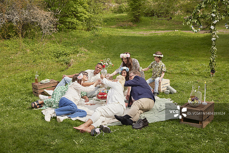 在草地上野餐的家庭图片素材