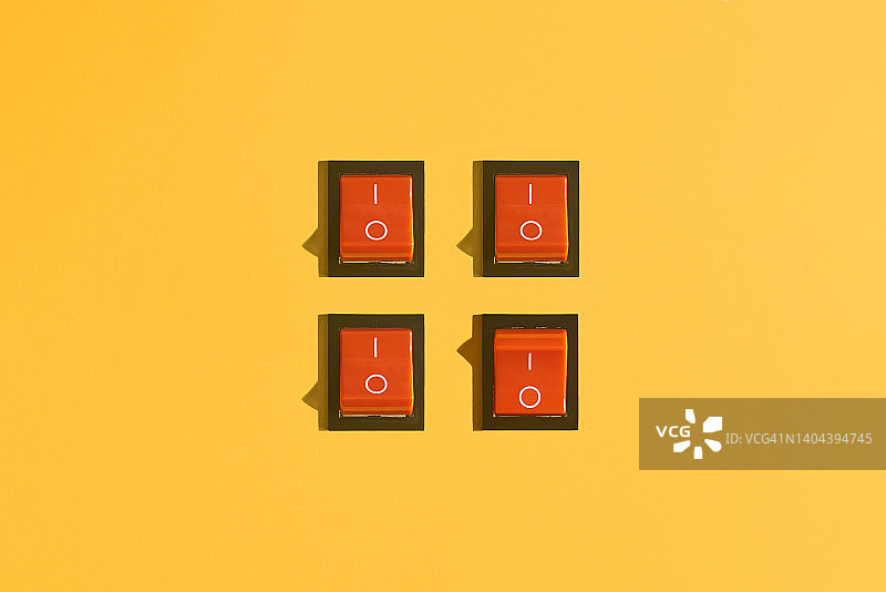 黄色背景上的四个翘板开关图片素材