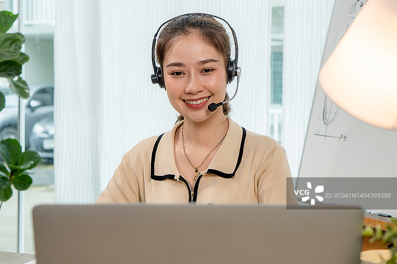 美丽的亚洲女教师在线录制居家学习课程图片素材