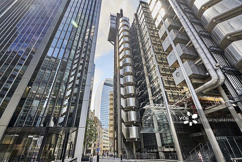 伦敦市玻璃钢结构办公楼的低角度仰视图片素材