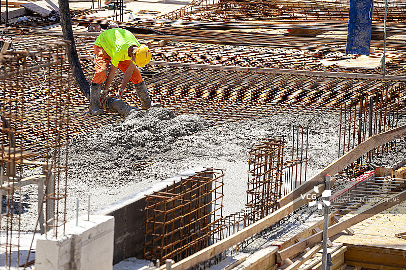 建筑工地上的混凝土浇筑图片素材