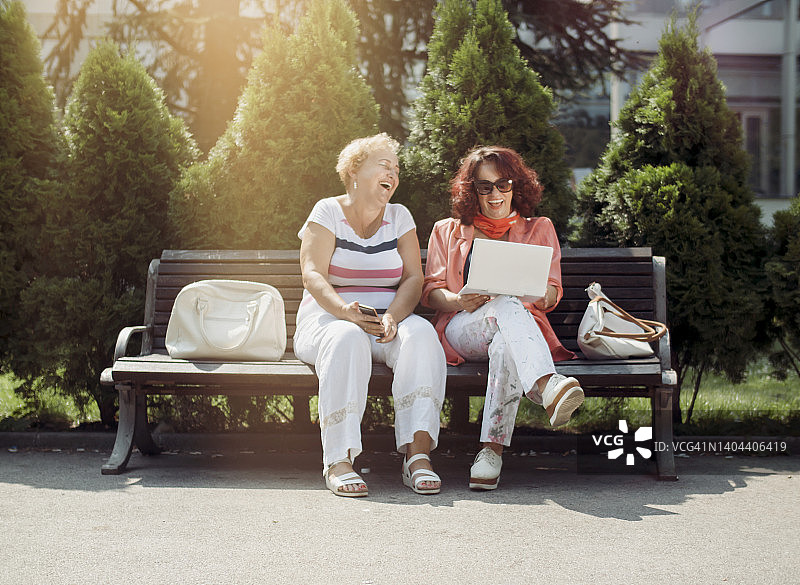 年长的女人们在户外聊天和游玩图片素材