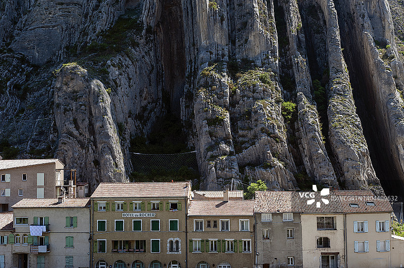 法国锡斯特龙岩石下的房屋图片素材
