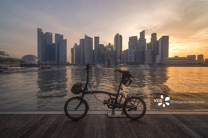 新加坡滨海湾的折叠自行车图片素材