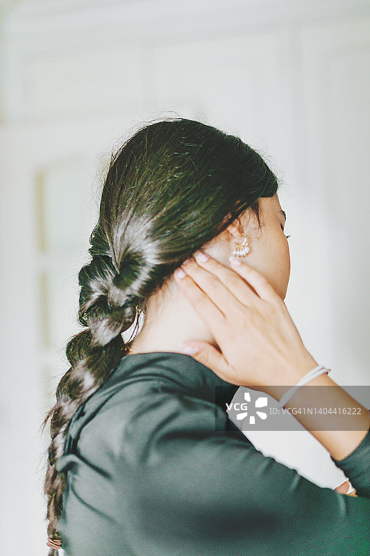 在办公桌旁按摩颈部的女人图片素材