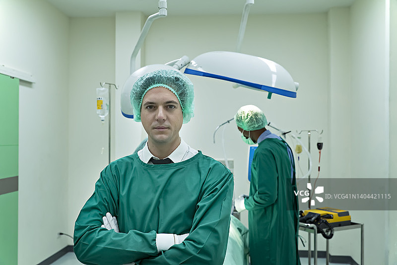手术室里的外科医生肖像图片素材