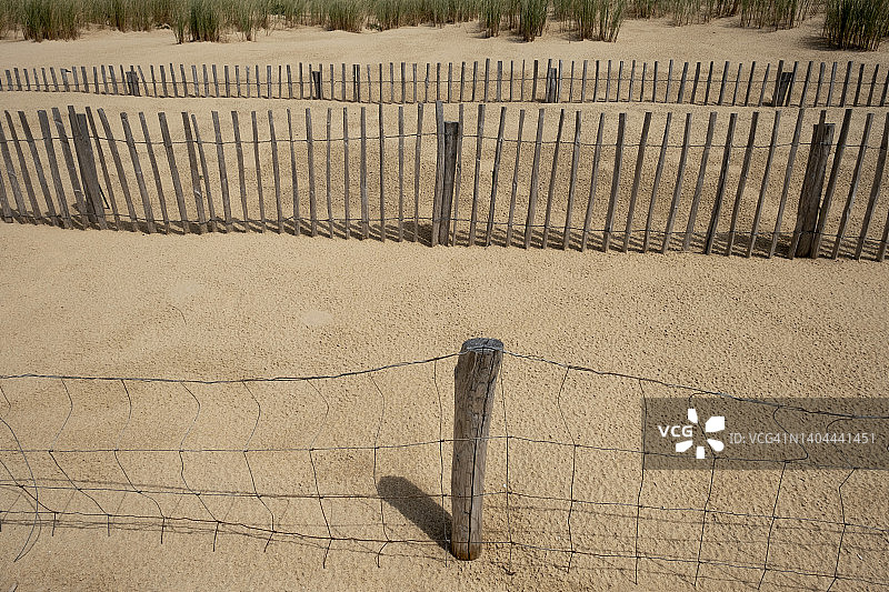 海边的海滩围栏图片素材