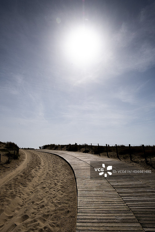 通往沙滩的栈道图片素材