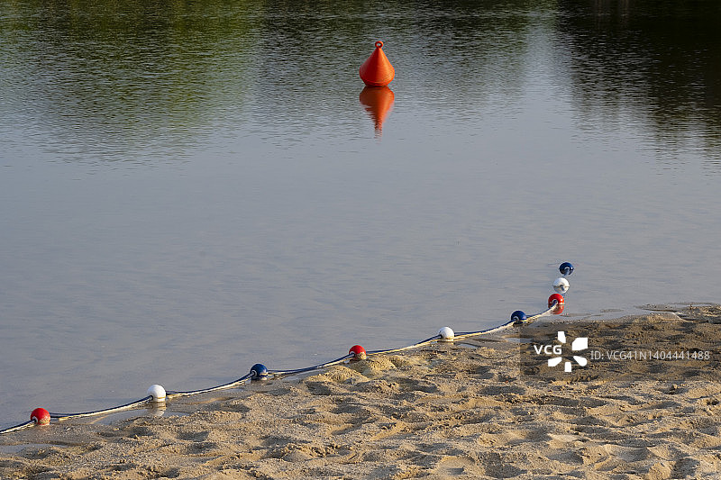 水中的彩色漂浮物图片素材