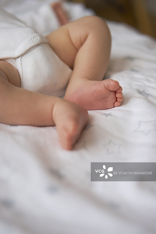 在家中床上男婴的双腿图片素材