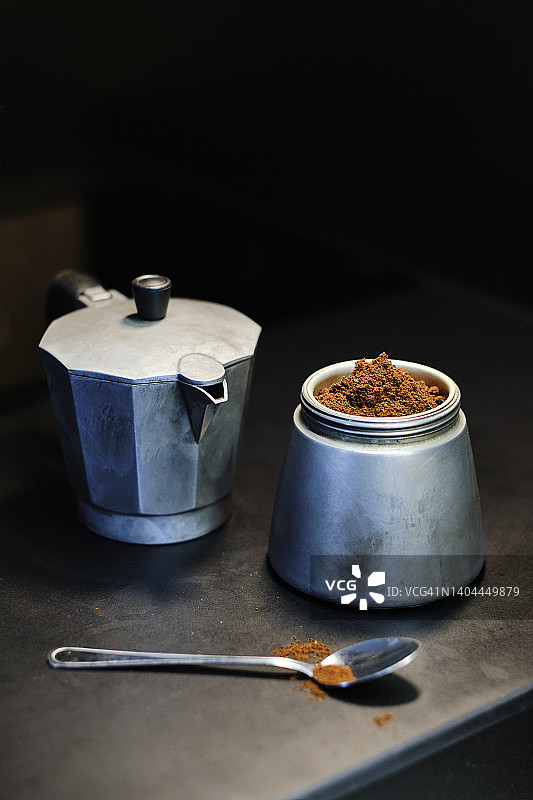 桌子上的摩卡壶和罐装咖啡粉图片素材