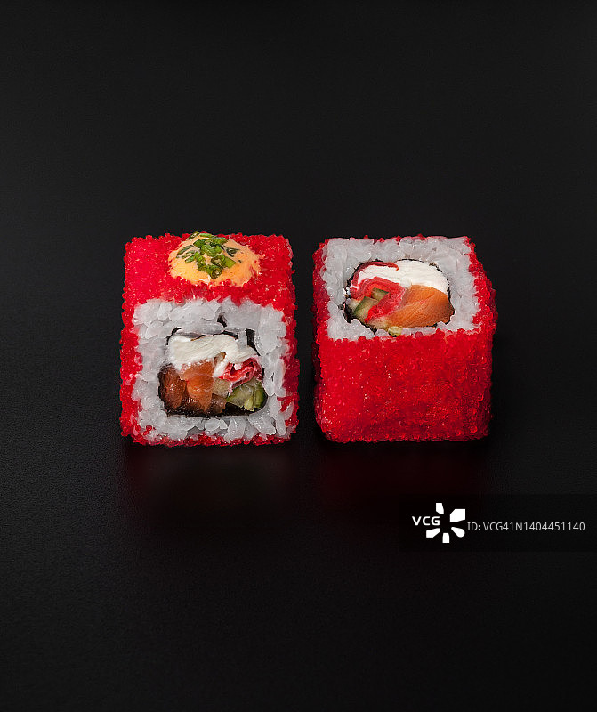黑色背景上的鱼籽寿司卷特写图片素材