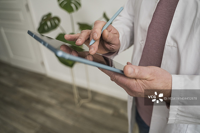 医生使用平板电脑和数字化笔图片素材
