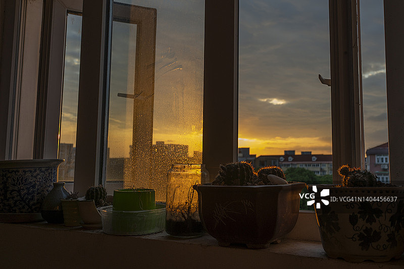 日落时分的窗台图片素材