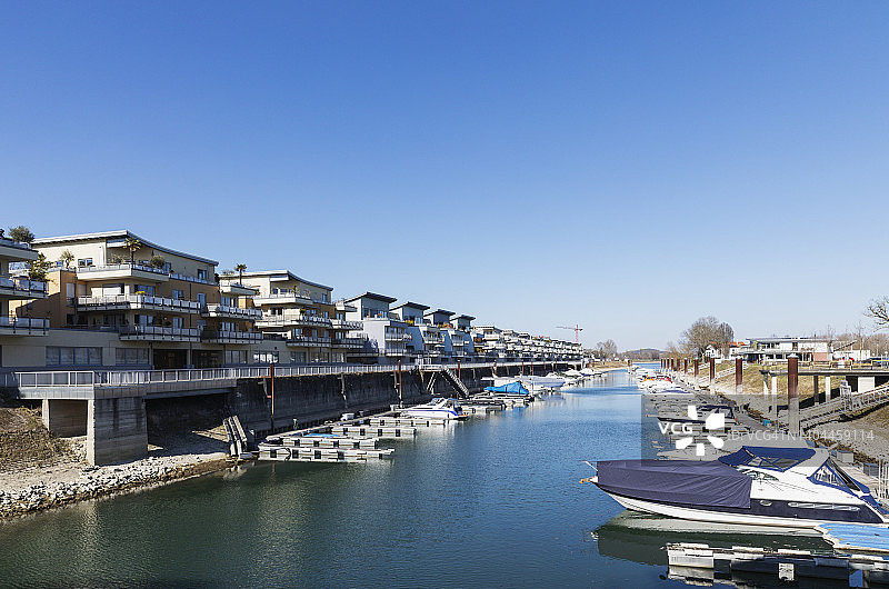 德国莱茵兰-普法尔茨施派尔莱茵河沿岸及码头的新公寓图片素材