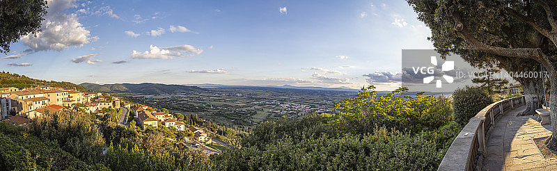 意大利阿雷佐省科尔托纳俯瞰基亚纳山谷的小镇全景图片素材