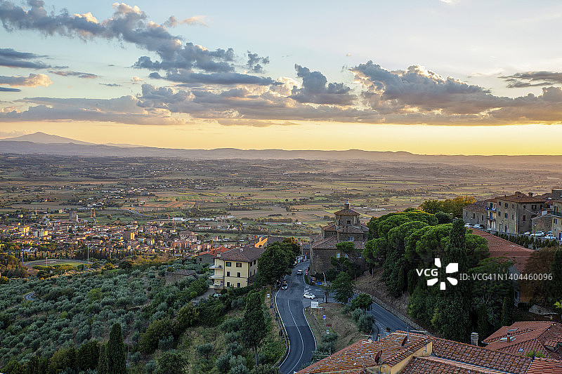 意大利阿雷佐省科尔托纳小镇基亚纳山谷暮色景观图片素材