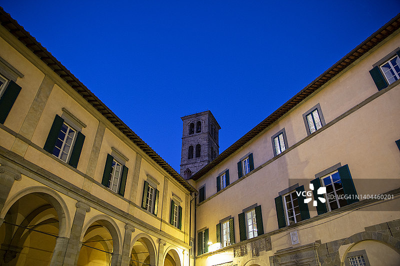 意大利阿雷佐省科尔托纳夜晚的百叶窗和钟楼图片素材
