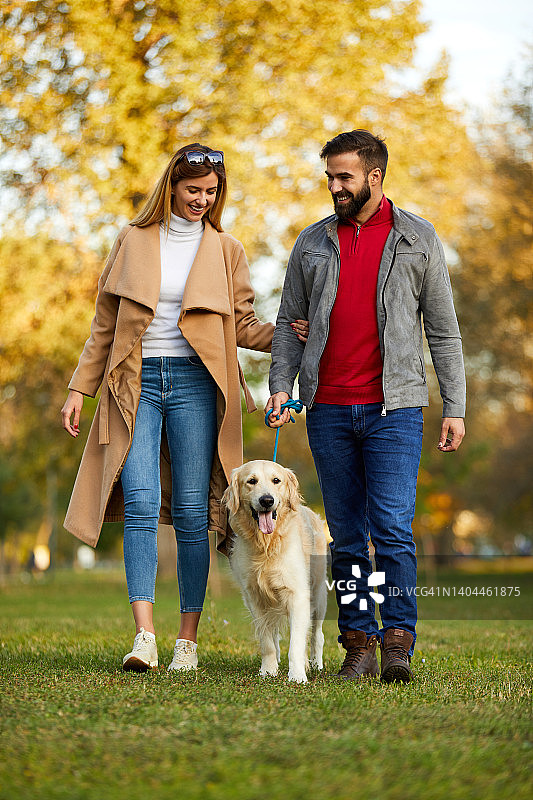 带着狗在公园里充满深情的夫妇肖像图片素材