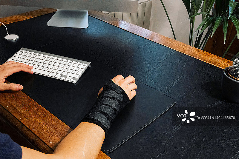 工作中佩戴矫正腕托图片素材