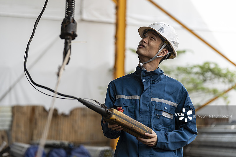 操作机器的男性工厂工人图片素材