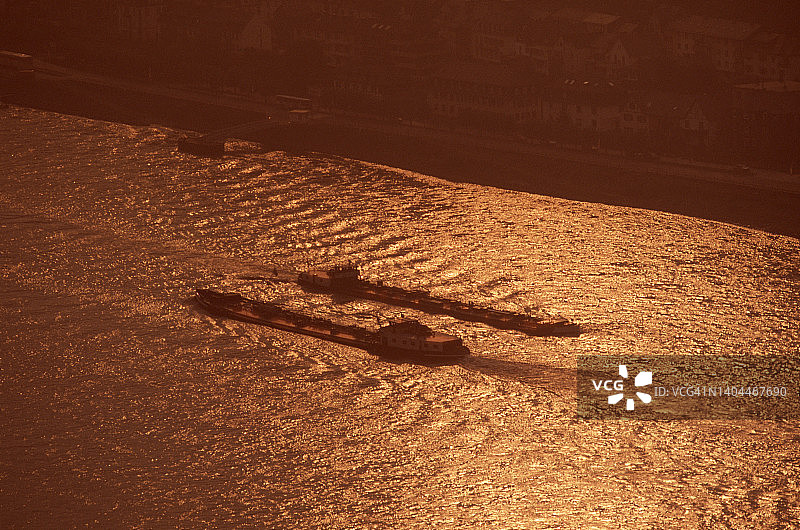 莱茵河上的驳船图片素材