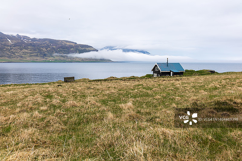 博尔加峡湾的美景：峡湾和对面的山脉图片素材