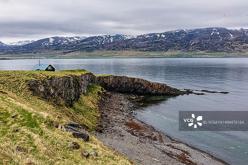 博尔加峡湾的美景：峡湾和对面的山脉图片素材