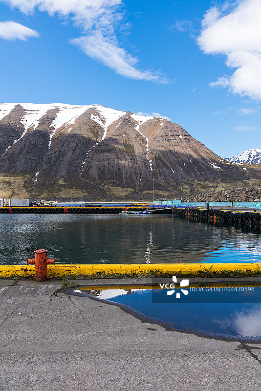 奥拉夫斯峡湾：雪山环绕的迷人港口图片素材