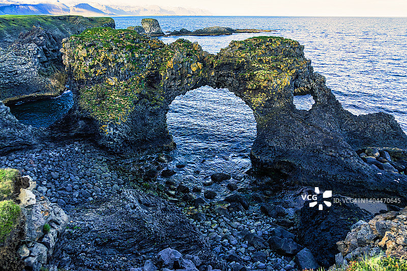 阿尔纳斯塔皮海滩：Gatklettur石拱图片素材