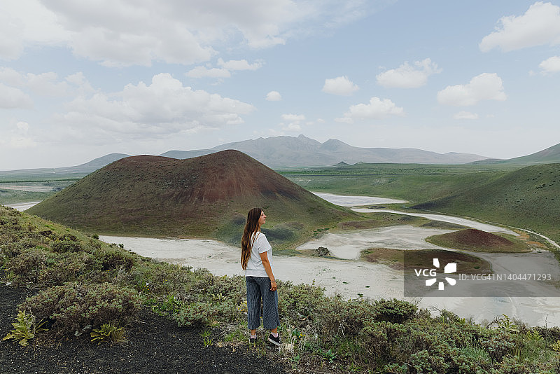 女游客在土耳其山顶欣赏红色火山坑图片素材