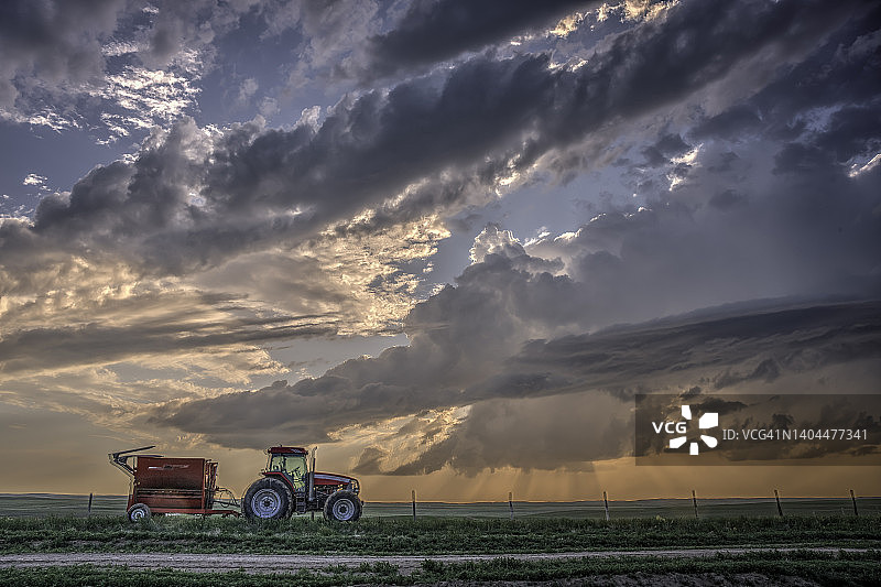暴风雨中美国大平原上的农用拖拉机图片素材