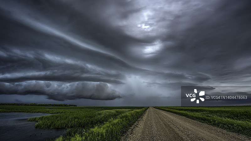 通往暴风雨的路图片素材