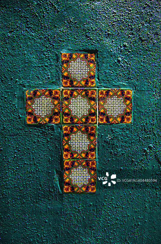 手绘彩色墨西哥塔拉韦拉瓷砖十字架图片素材