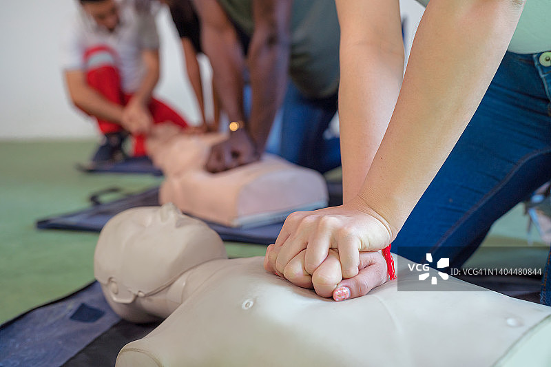 受训人员在除颤器心肺复苏训练中进行胸部按压图片素材