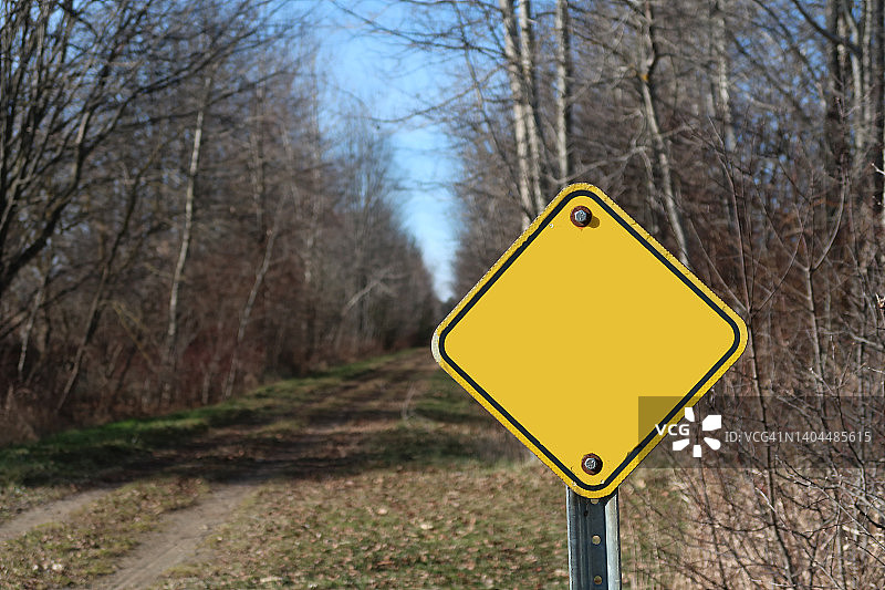 泥路边的空白黄色标志图片素材