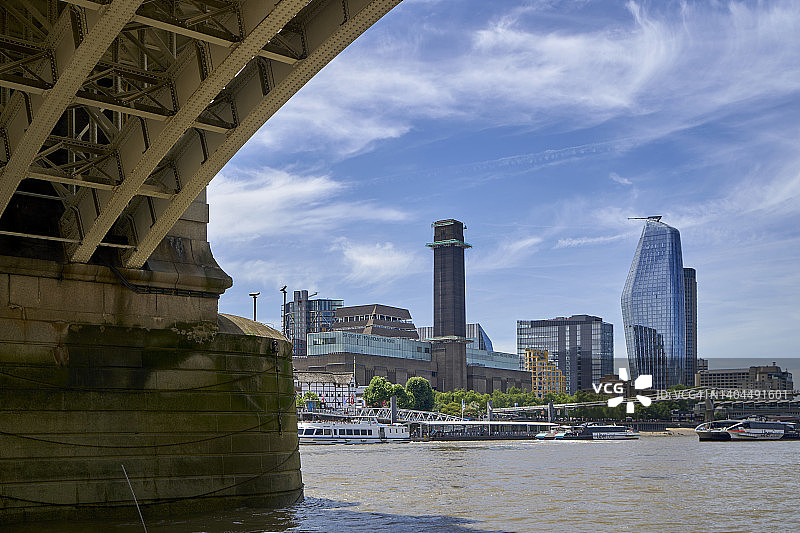 英国伦敦泰晤士河堤岸海滩水边图片素材