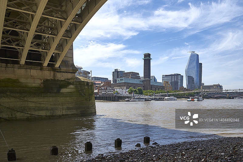 英国伦敦泰晤士河堤岸海滩水边图片素材