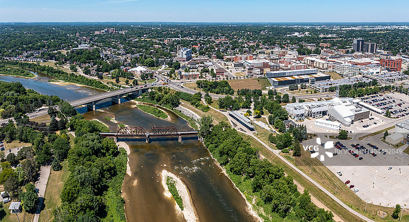 加拿大布兰特福德市格兰河上的洛恩桥和铁路桥航拍图片素材