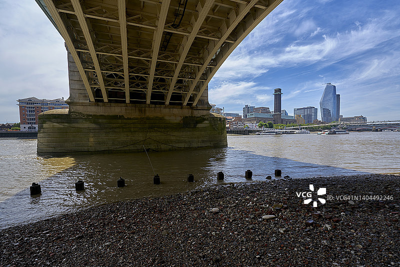 英国伦敦泰晤士河堤岸海滩水边图片素材