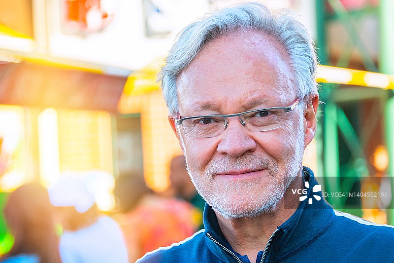 微笑的成熟的年长白人男子看着镜头图片素材