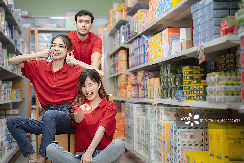 零售仓库员工在手推车上享受工作乐趣图片素材